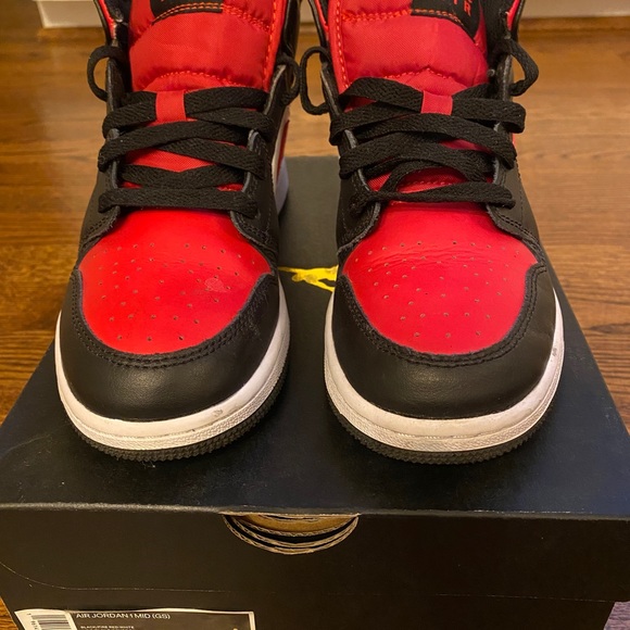 Youth 4.5 black/fire red-white// Air Jordan 1 Mid - Picture 4 of 4
